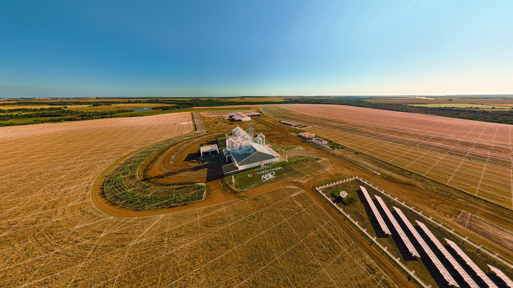 Farm, seen from above with the words, "Fazenda Conectada"