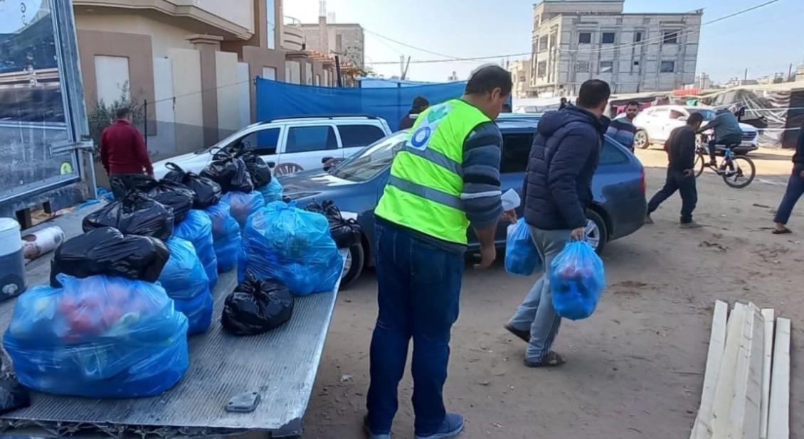 Action Against Hunger teams distribute food in Gaza. 