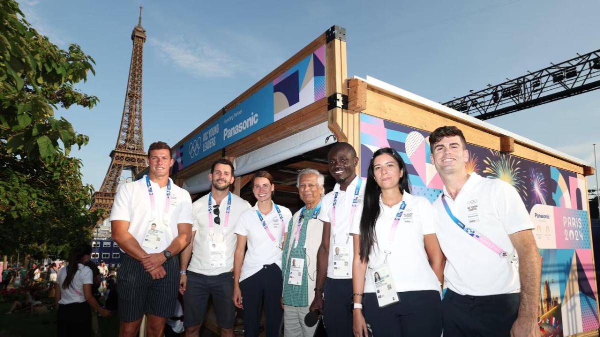 A group photo in front of the EiffelTower 