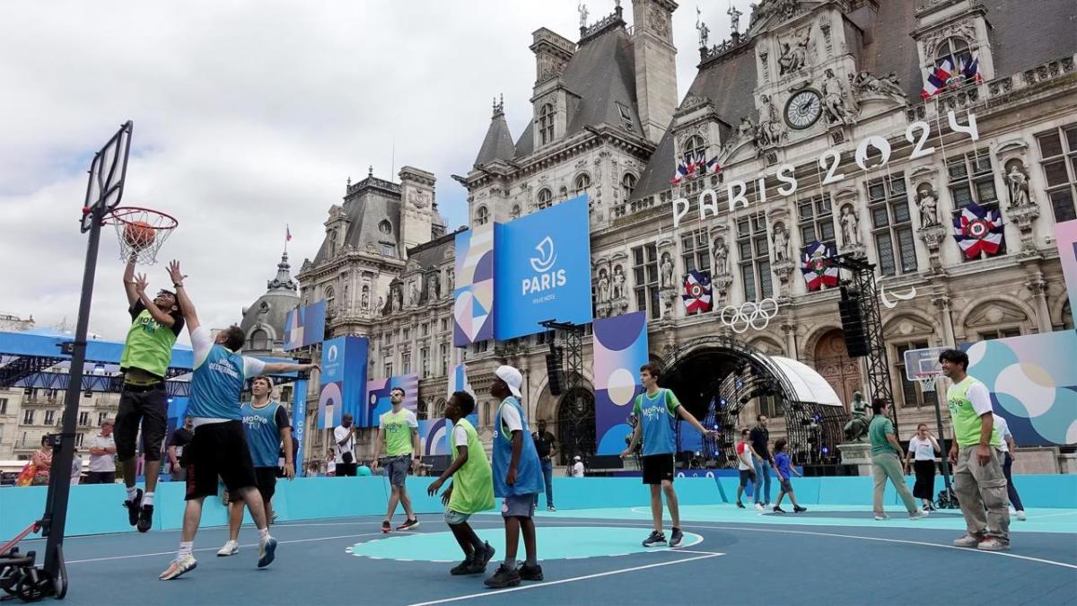 People playing basketball 