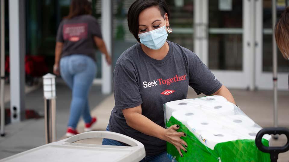 volunteer unloading supplies