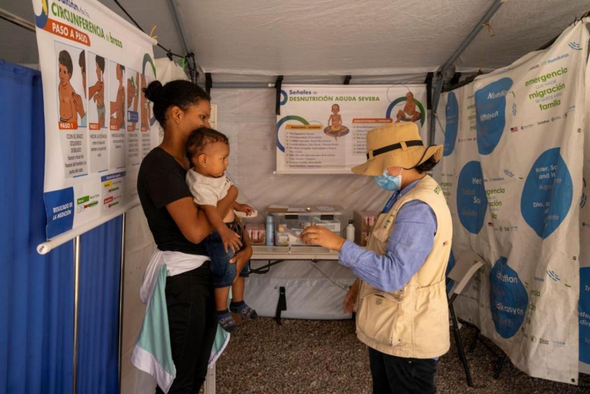 Action Against Hunger's teams in Danlí monitor the nutrition status of a young mother and her baby.  / Photo by Gonzalo Höhr